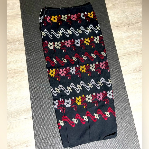 Burmese classic handmade wavy and floral long skirt with zip. Designer tailored. - Picture 2 of 6